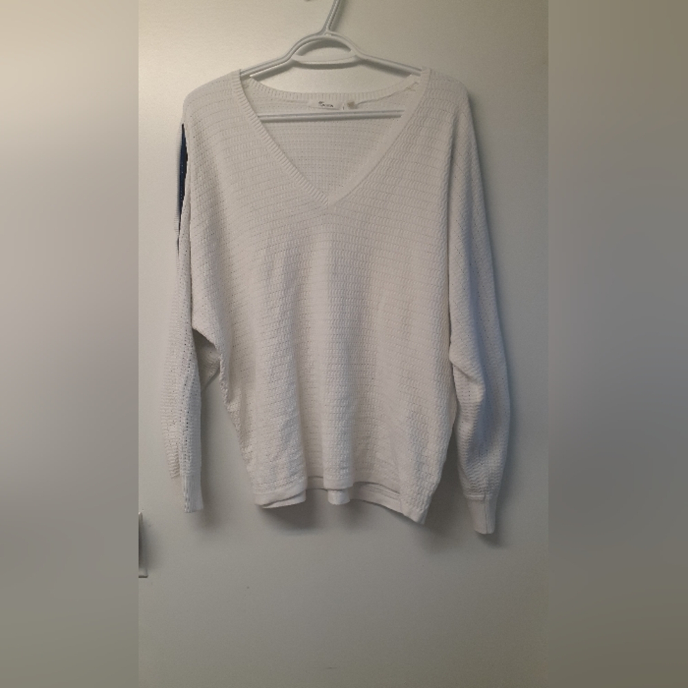 Womens' classic white v-neck sweater - size large